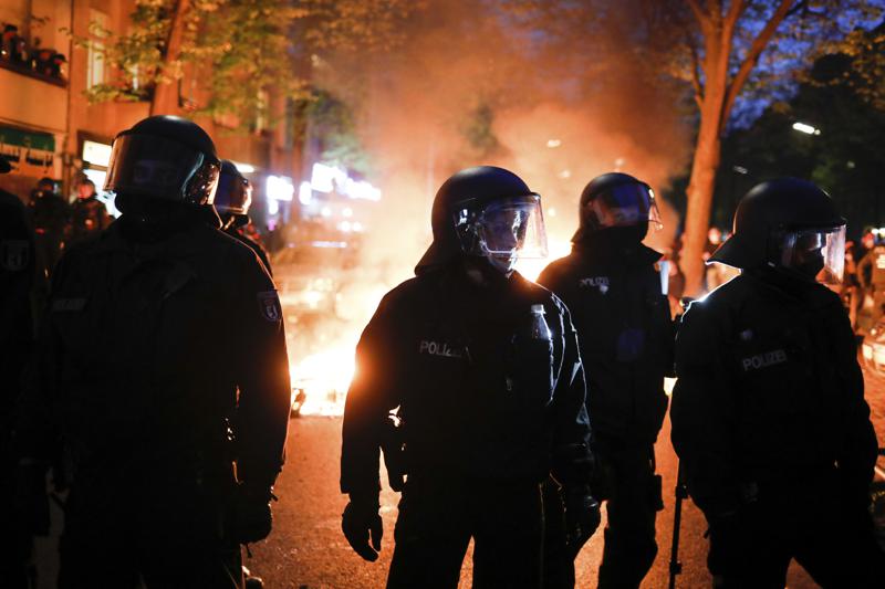 93 policias
