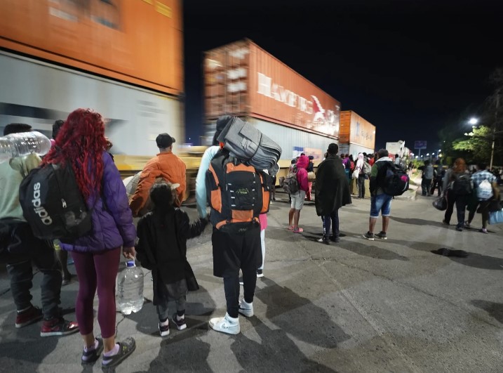 Migrantes intentan