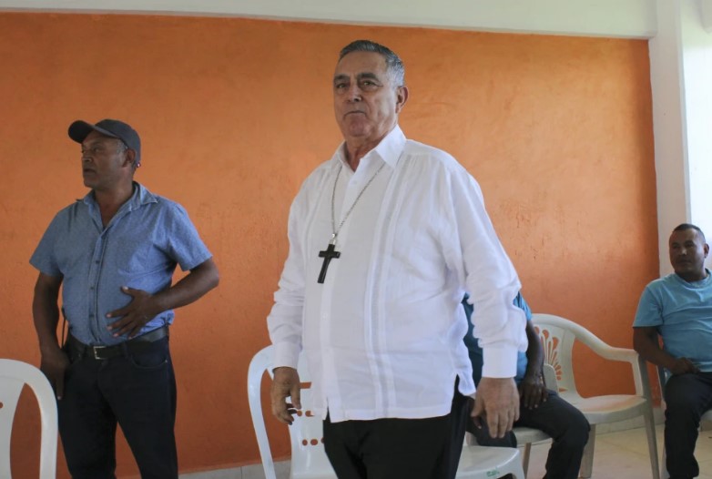 Liberan a Obispo