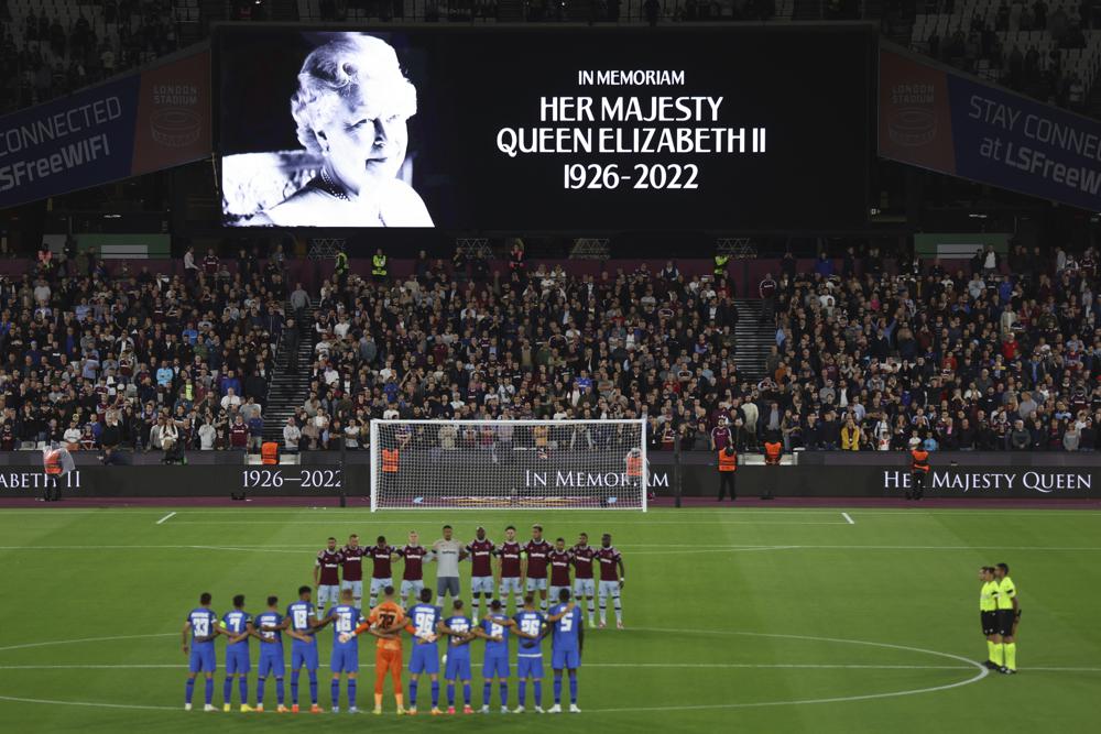 Futbol britanico regresa tras pausa por muerte de la reina