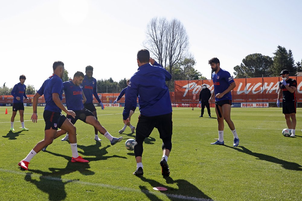 Clubes españoles entrenan con grupos de 14 jugadores