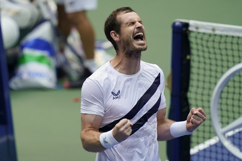 Con espectadores de lujo, Murray sobrevive en el US Open