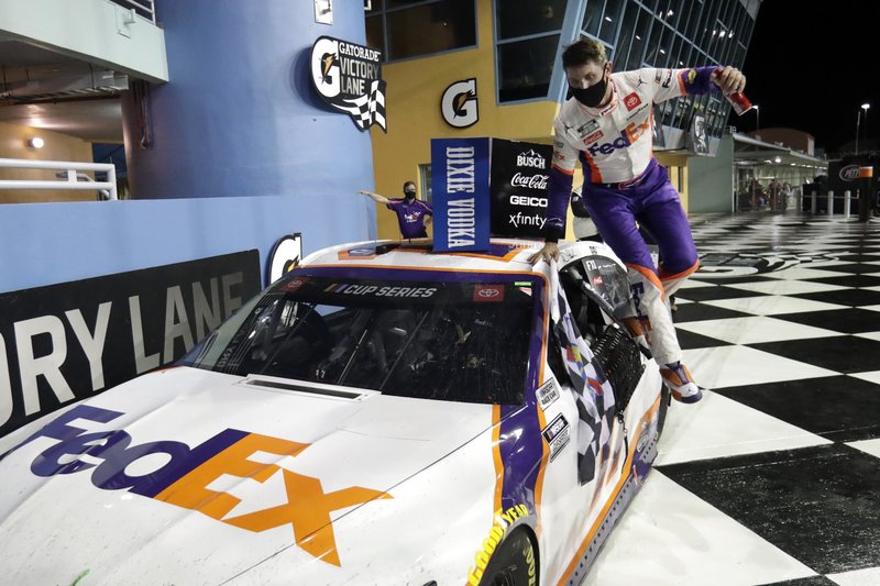 Denny Hamlin gana en un largo día de la NASCAR en Homestead