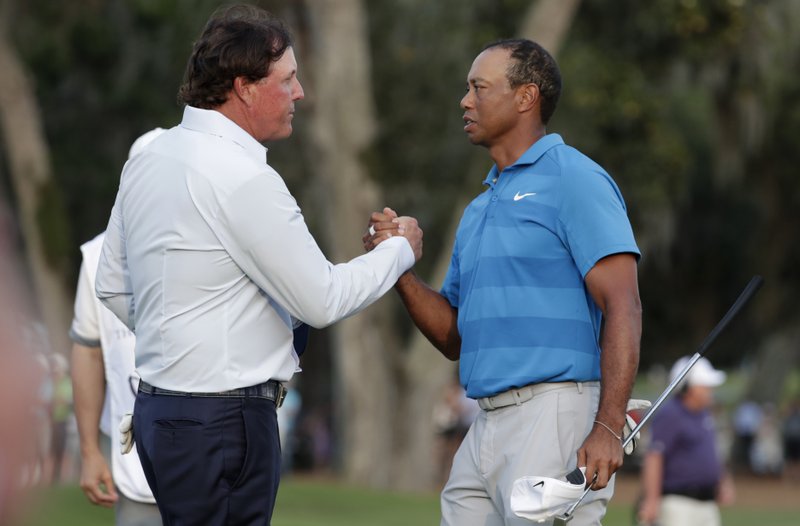 Duelo Woods y Mickelson, en duplas con Manning y Brady