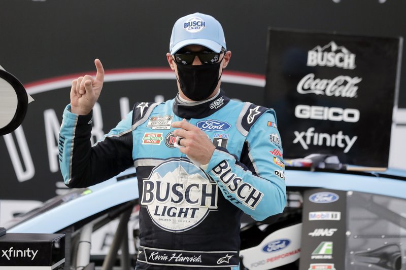 Harvick gana en Darlington, NASCAR vuelve a rodar