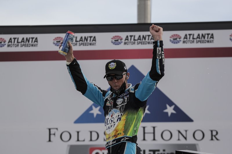 Harvick se pasea a otra victoria dominante en Atlanta