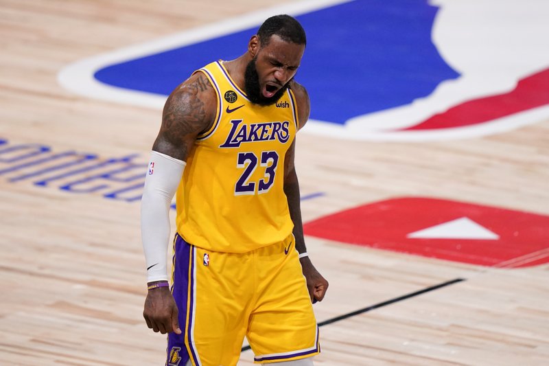 Lakers vencen a Heat y están a una victoria del título