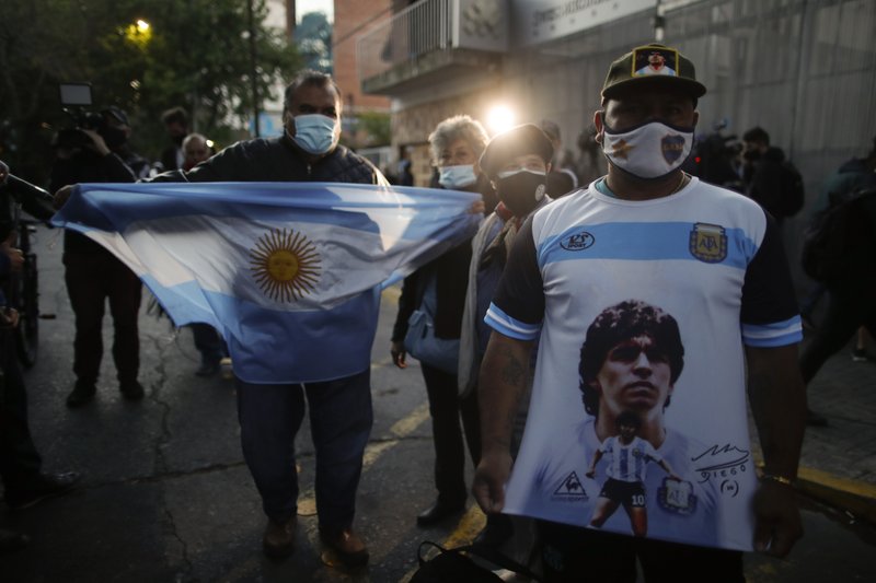 Maradona sufre cuadro de abstinencia y seguirá hospitalizado