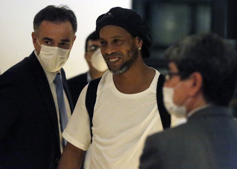 Ronaldinho deja cárcel; cumplirá arresto domiciliario