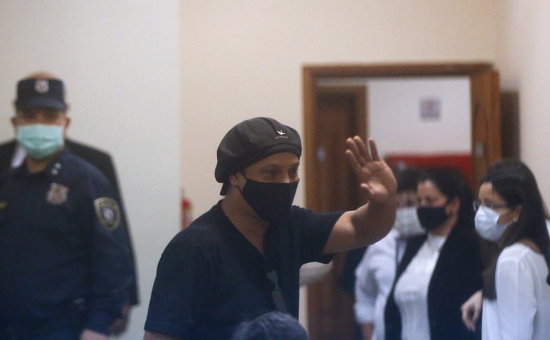 Ronaldinho queda en libertad tras 5 meses preso en Paraguay