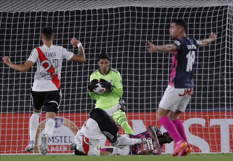 Sin portero y sin suplentes; proeza de River en Libertadores