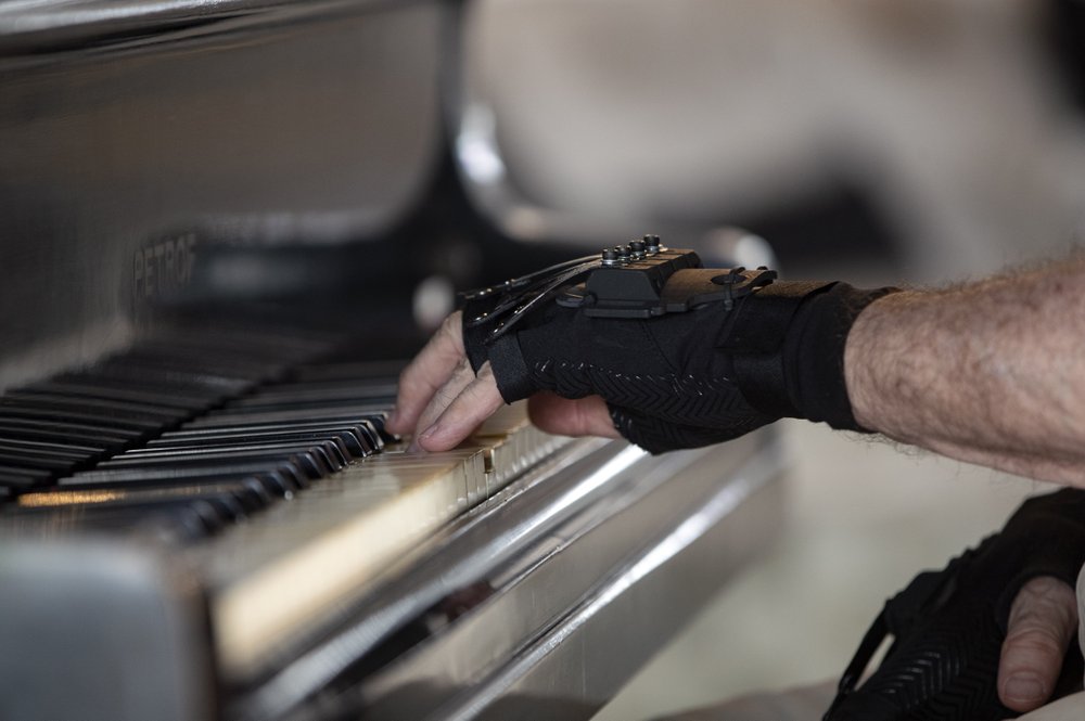 Un aclamado pianista vuelve a tocar con guantes mágicos