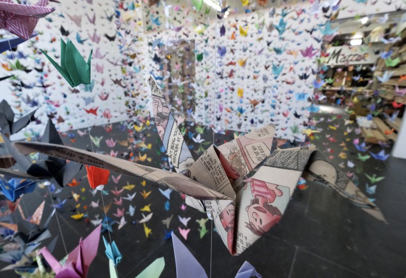 Artista recuerda a víctimas de COVID con grullas de origami