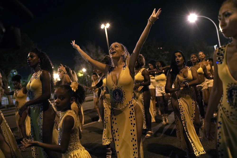 Bailarines de samba extranjeros exportan el Carnaval de Río