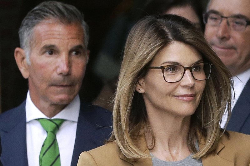 Fiscales piden prisión para Loughlin y Giannulli