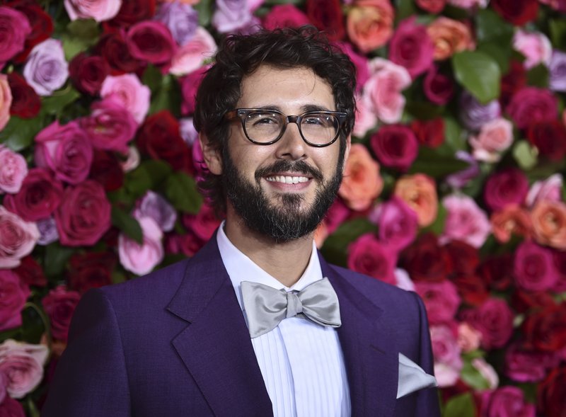 Josh Groban no permitirá que el virus detenga su carrera