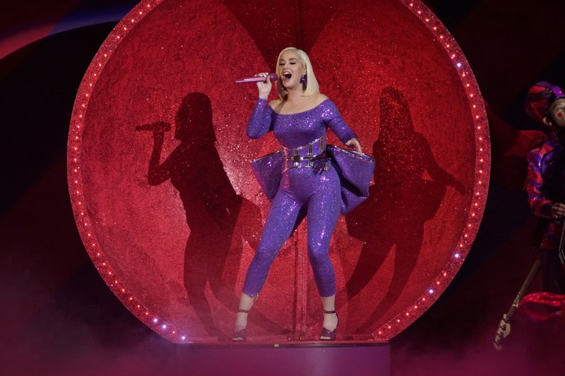 Katy Perry se desprende del No. 1 y vuelve a sonreír