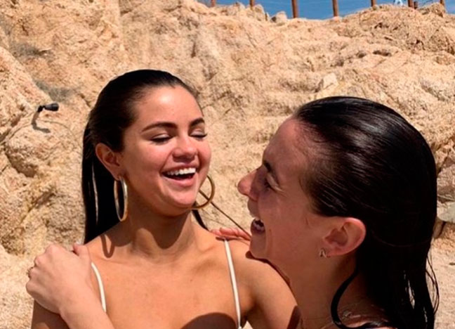 Selena Gomez bikini 4