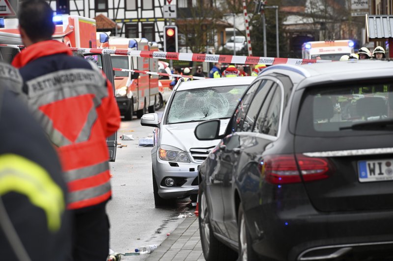 Vehiculo embiste a multitud