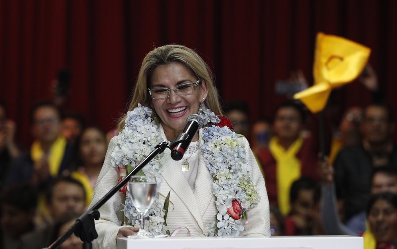 Áñez pide renuncia de ministros tras lanzar su candidatura
