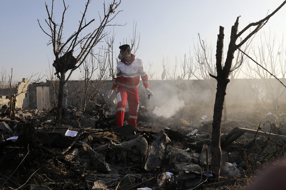 Avión ucraniano se estrella en Teherán, hay 176 muertos
