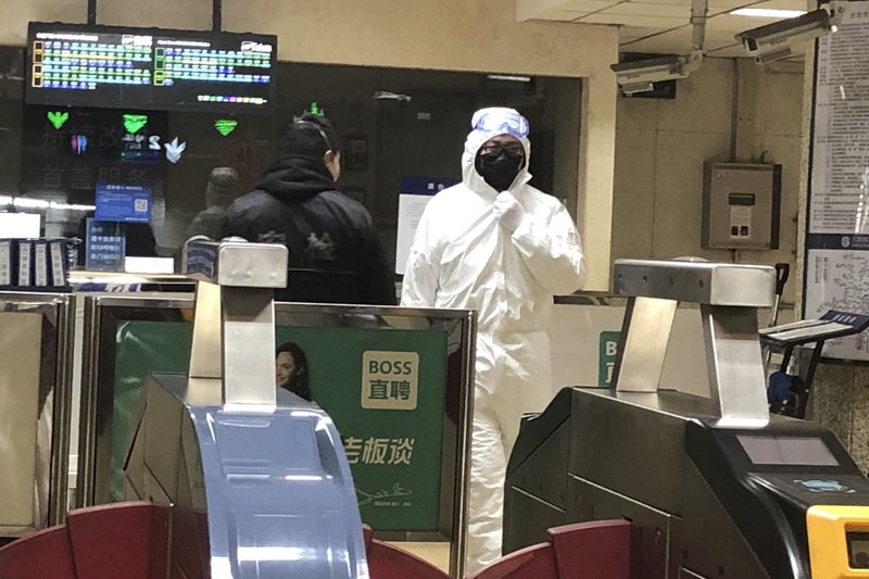 China levanta hospital contra el virus y aumenta cuarentenas
