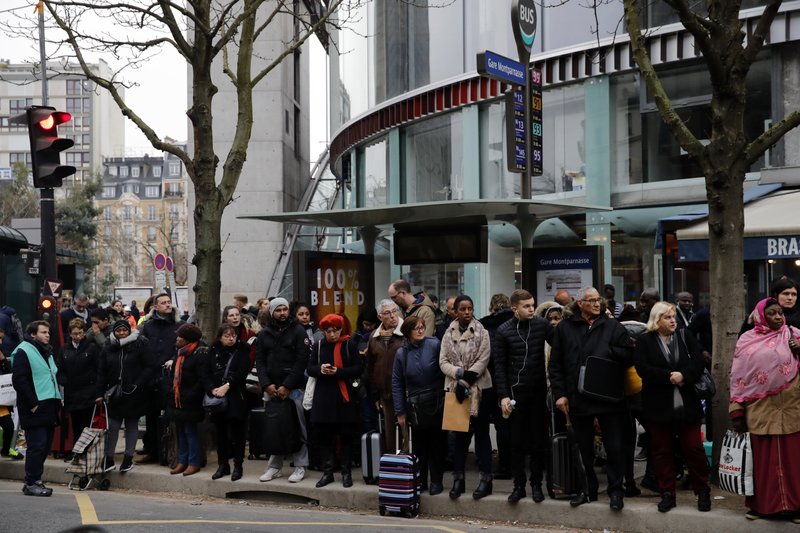 Francia, en huelga por pensiones mientras sigue el diálogo