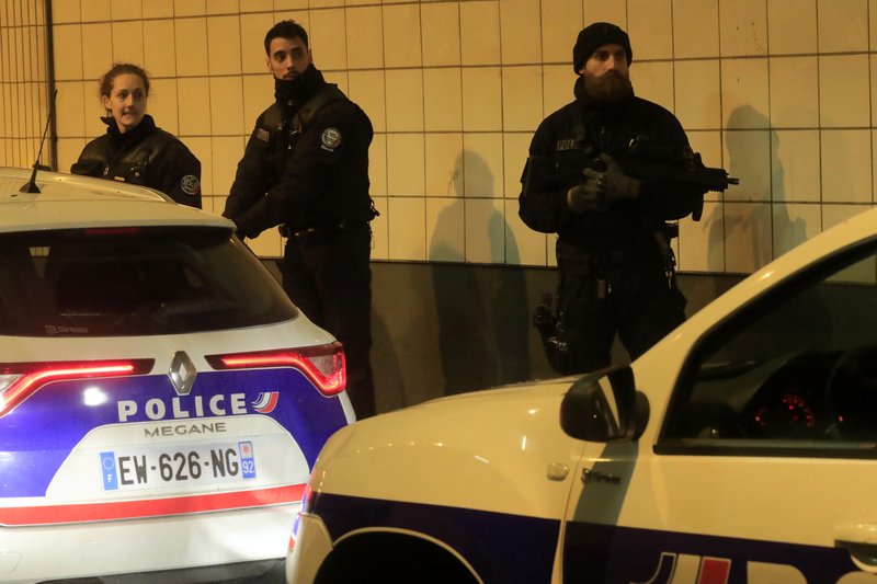 en paris matan a un hombre que amenzaba a la policia