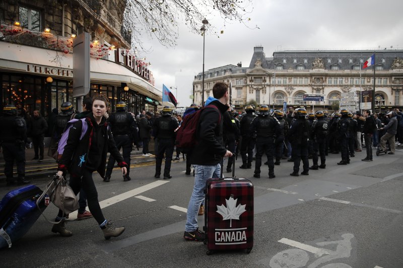 huelguistas bloquean a pasajeros en el metro de paris