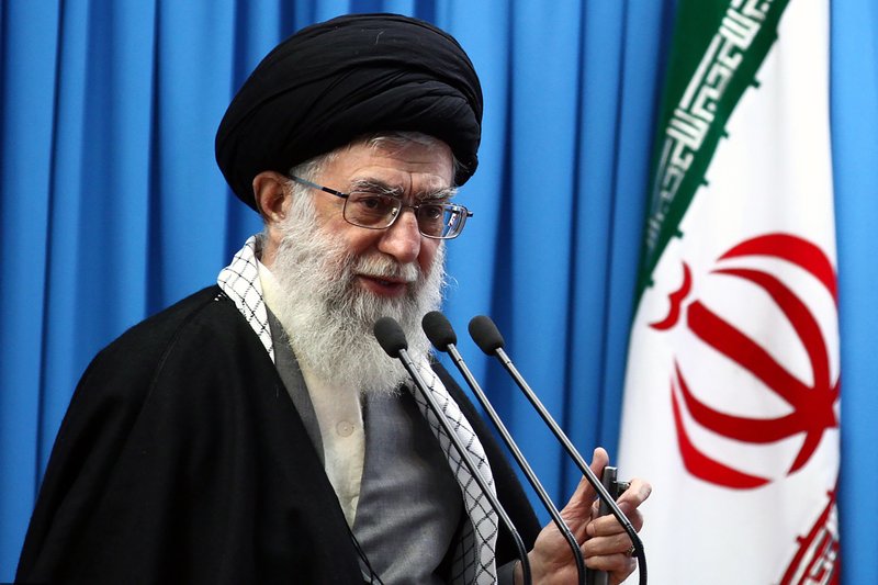 Jamenei: Trump es un payaso que traicionará a iraníes