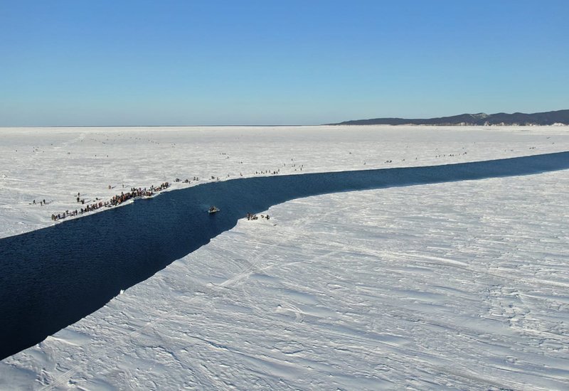 Rescatan a 536 pescadores de un tempano de hielo en Rusia