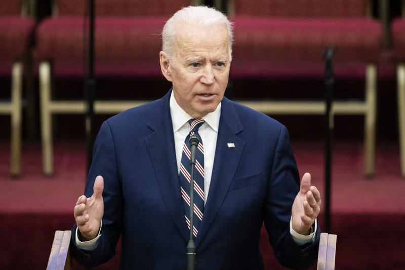 Biden pide a Sanders descalificar