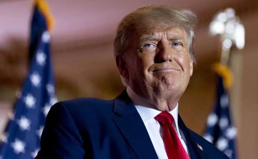 Juez multa Trump