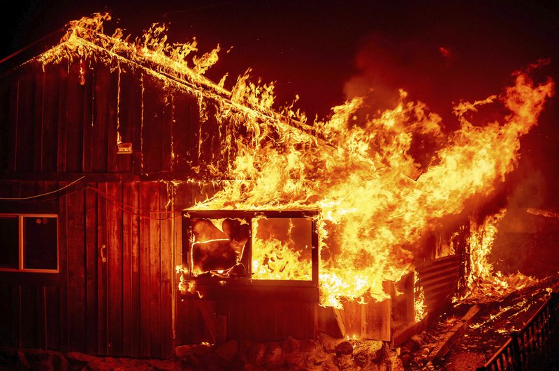 Al menos 10 muertos por incendio forestal en California