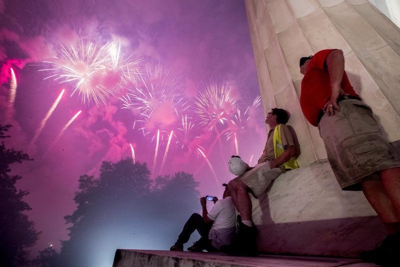 Fuegos artificiales: ¿dónde se realizarán para dar la bienvenida a