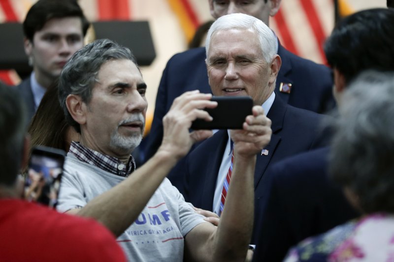 Pence corteja a electores conservadores latinos en Florida