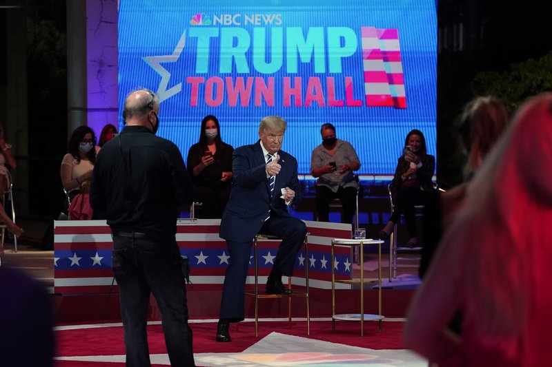 Trump, Biden se enfrentan a la distancia