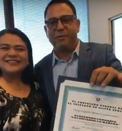 Entrega de un diploma de Reconocimiento del Consulado de El Salvador para Alejandro Carrasco